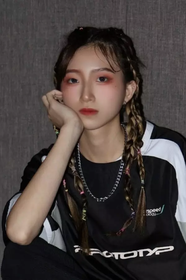 伊黛莉髮藝實習技術師若靖